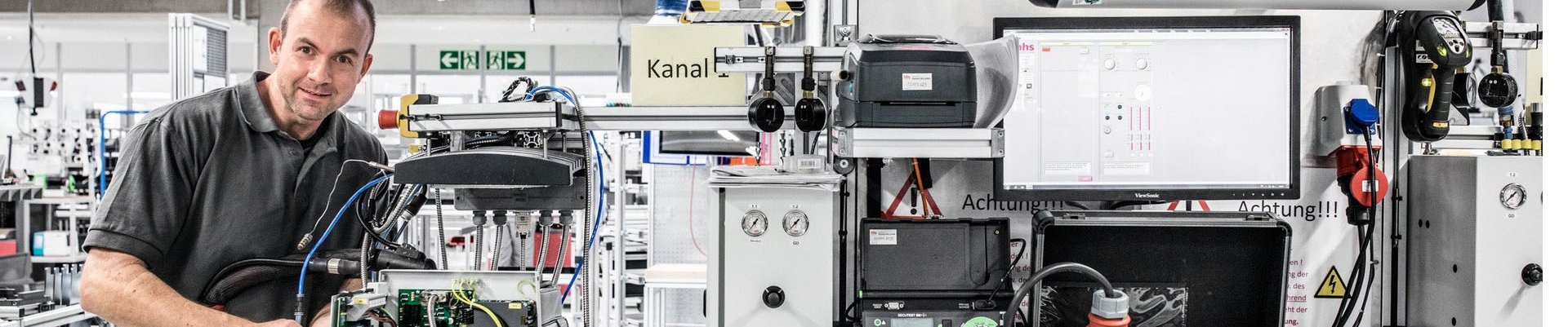 Baumer hhs Mitarbeiter in der Produktion beim Bau eines Heißleimgeräts