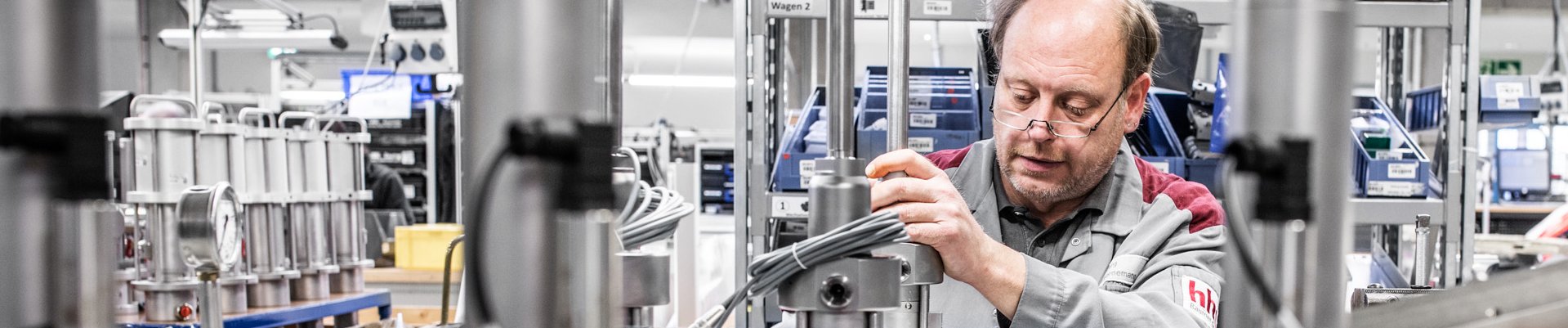 Baumer hhs Mitarbeiter der eine Pumpe in der Produktion baut