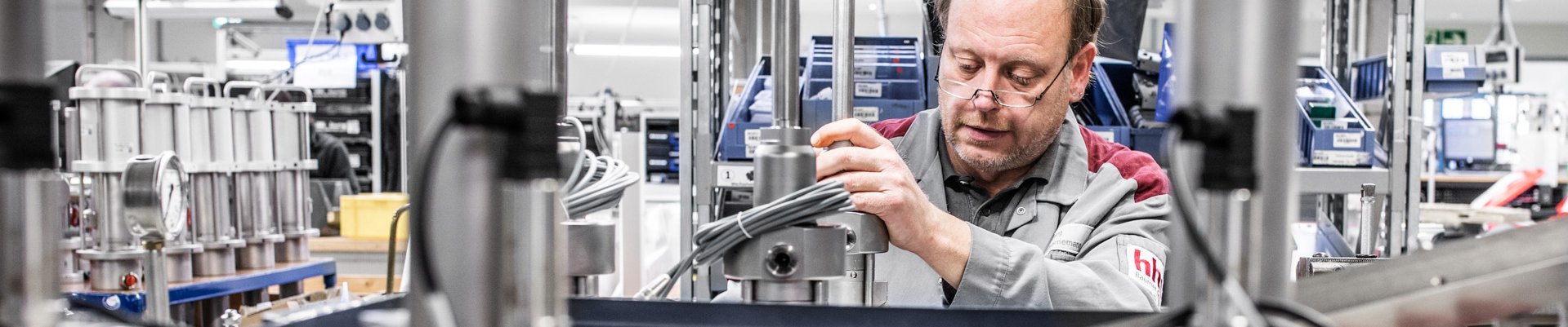 Baumer hhs employee building a pump in production
